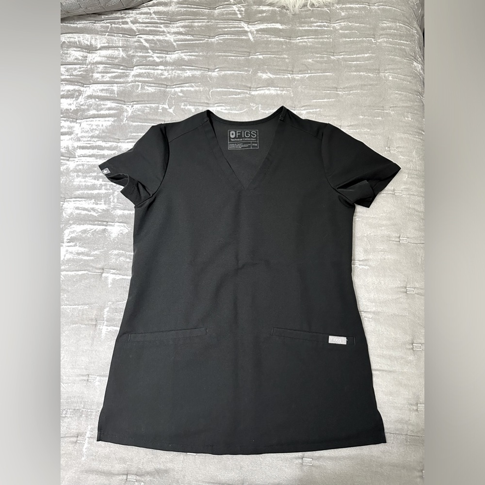 Casma three pocket scrub top